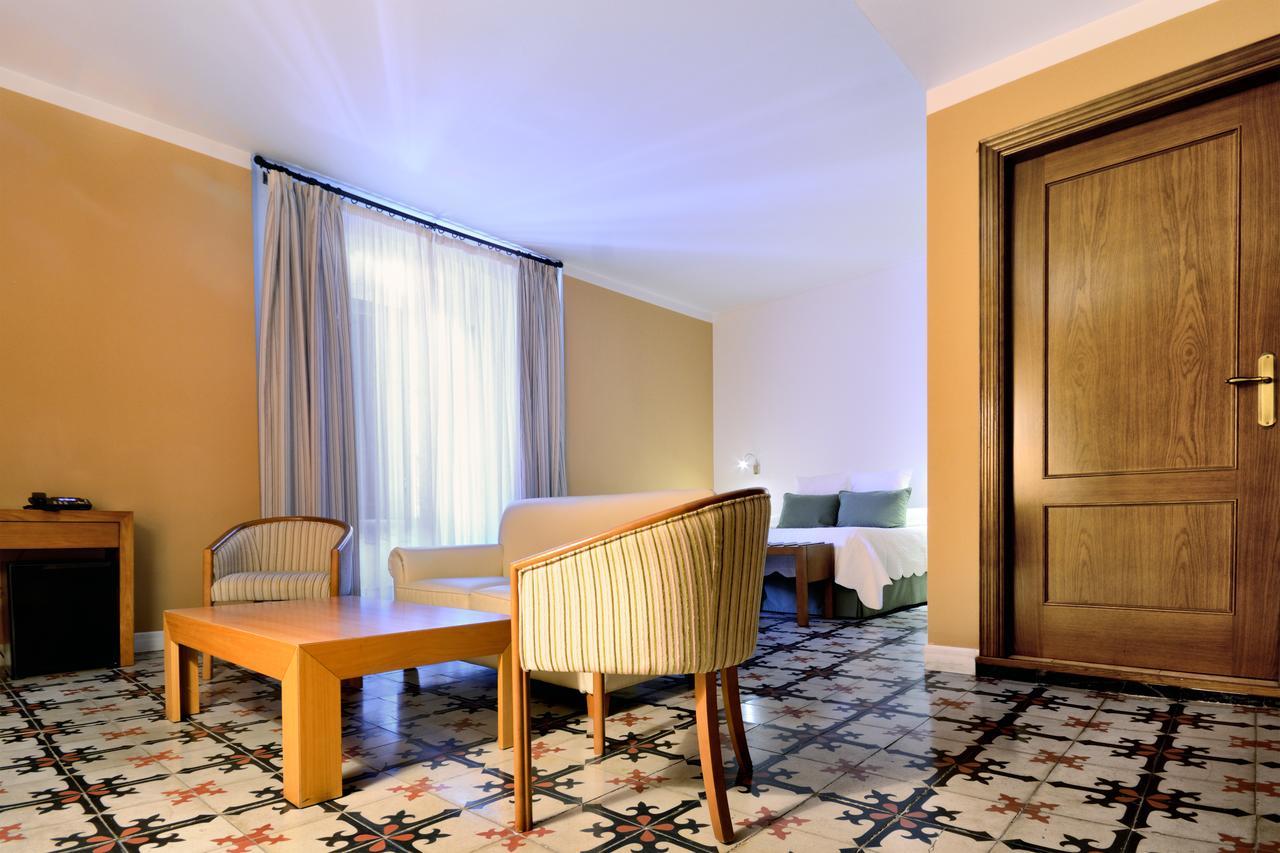 Hotel Ahc Palacio Coria Bagian luar foto